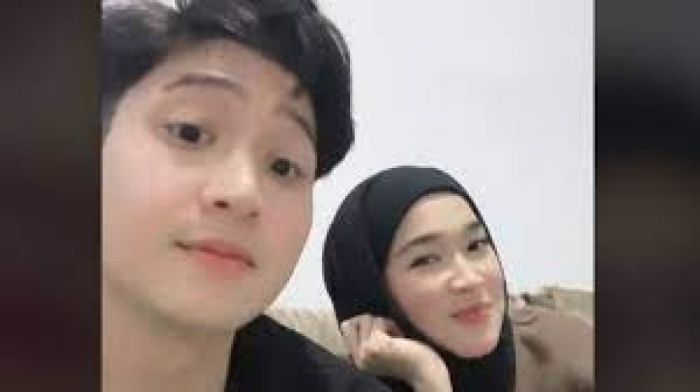 Video ririe fairus pakai baju pengantin reaksi netizen