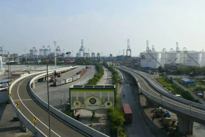 Proses pengurusan surat jalan bagi warga Terminal Bus Tj Priok yang kehilangan dompet dan barang berharga