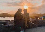 Makna di Balik Penantian Gus Azmi Sebelum Mencium Tangan Istri