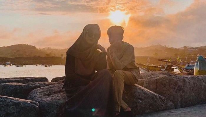 Makna di Balik Penantian Gus Azmi Sebelum Mencium Tangan Istri