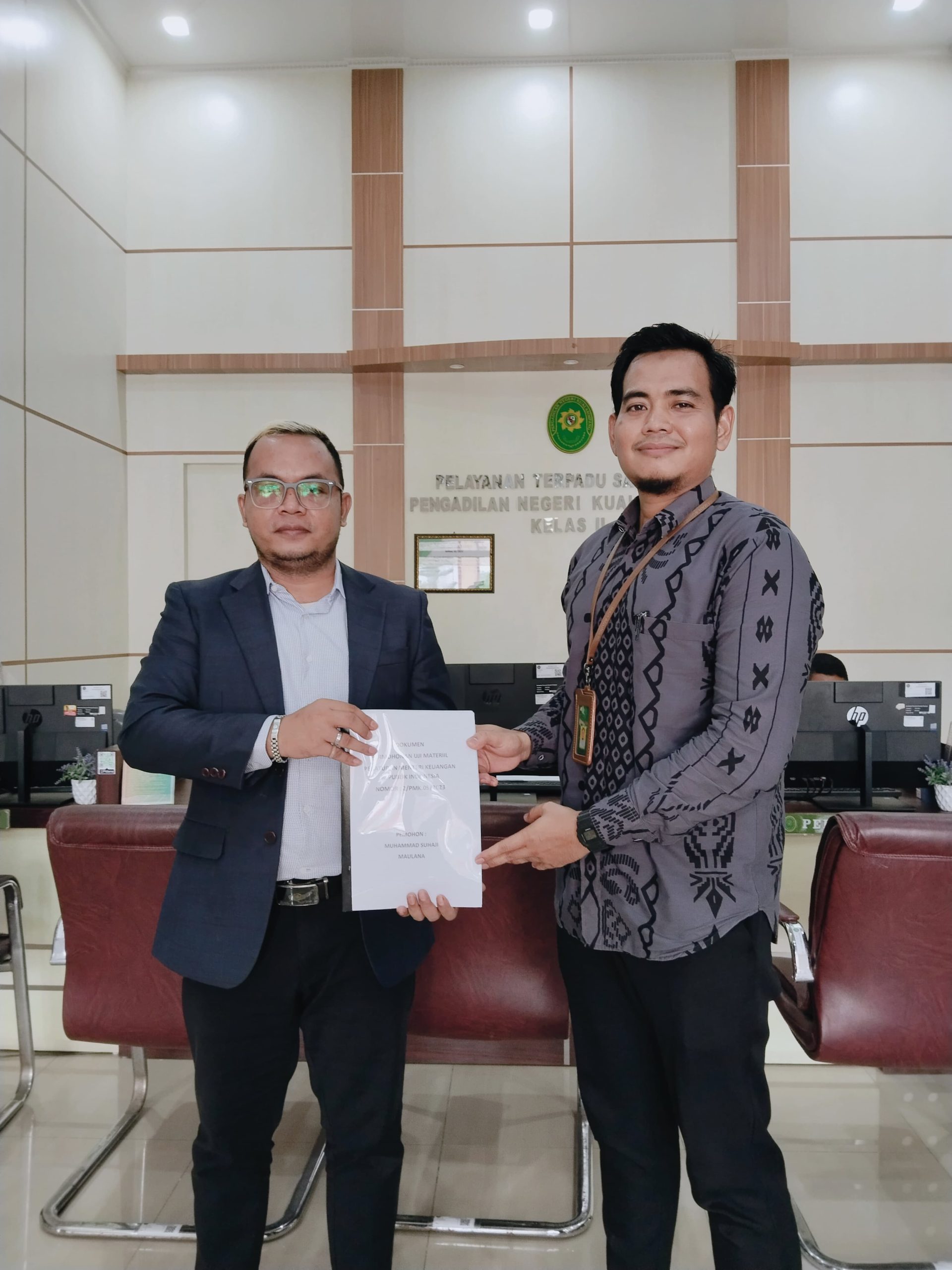 Ajie Lingga menyerahkan surat permohonan uji materiil PMK Komwasjak di Pengadilan Negeri Kuala Simpang