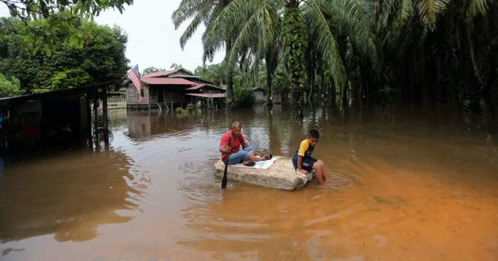 Aceh, Indonesia. 14th Sep, 2015. The ruins of homes damaged by floods ...