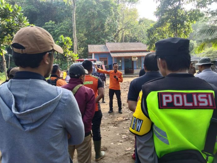 Upaya pencarian dan penyelamatan wisatawan hanyut pantai ungapan malang