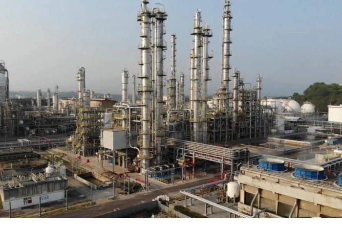 Perbandingan kinerja investasi Chandra Daya Investasi dengan perusahaan lain