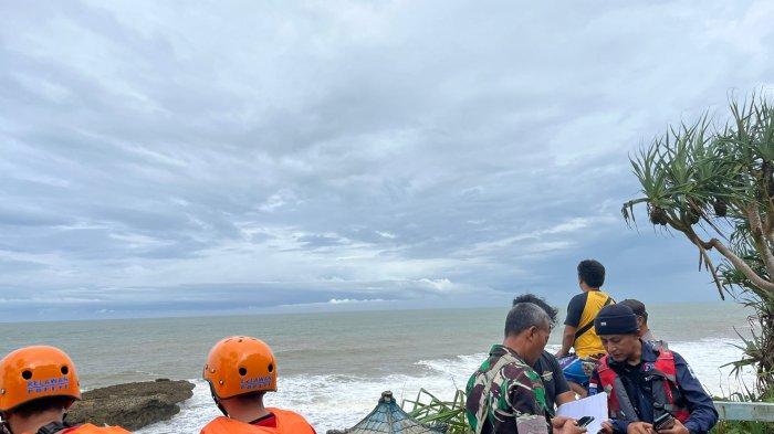 Upaya pencarian dan penyelamatan wisatawan hanyut pantai ungapan malang