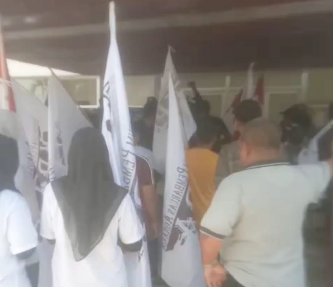 Ketua SPKS Aceh, Abubakar, mengecam dugaan intimidasi anak di bawah umur oleh Asisten Kepala PTPN IV Cot Girek, warga Cot Girek melakukan aksi demonstrasi menuntut pertanggungjawaban perusahaan, manajemen PTPN membantah isu penyiksaan dan mengklaim kasus sudah diselesaikan lewat mediasi, namun gelombang aksi warga masih berlanjut.