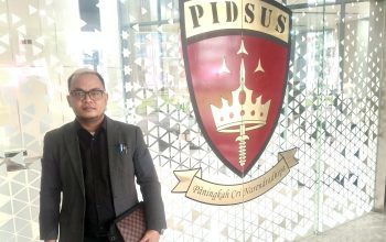 Direktur LBH Kantara, Ajie Lingga, SH, berpose di depan Gedung Pidana Khusus Kejaksaan Agung RI usai melaporkan sejumlah persoalan di Aceh Tamiang.