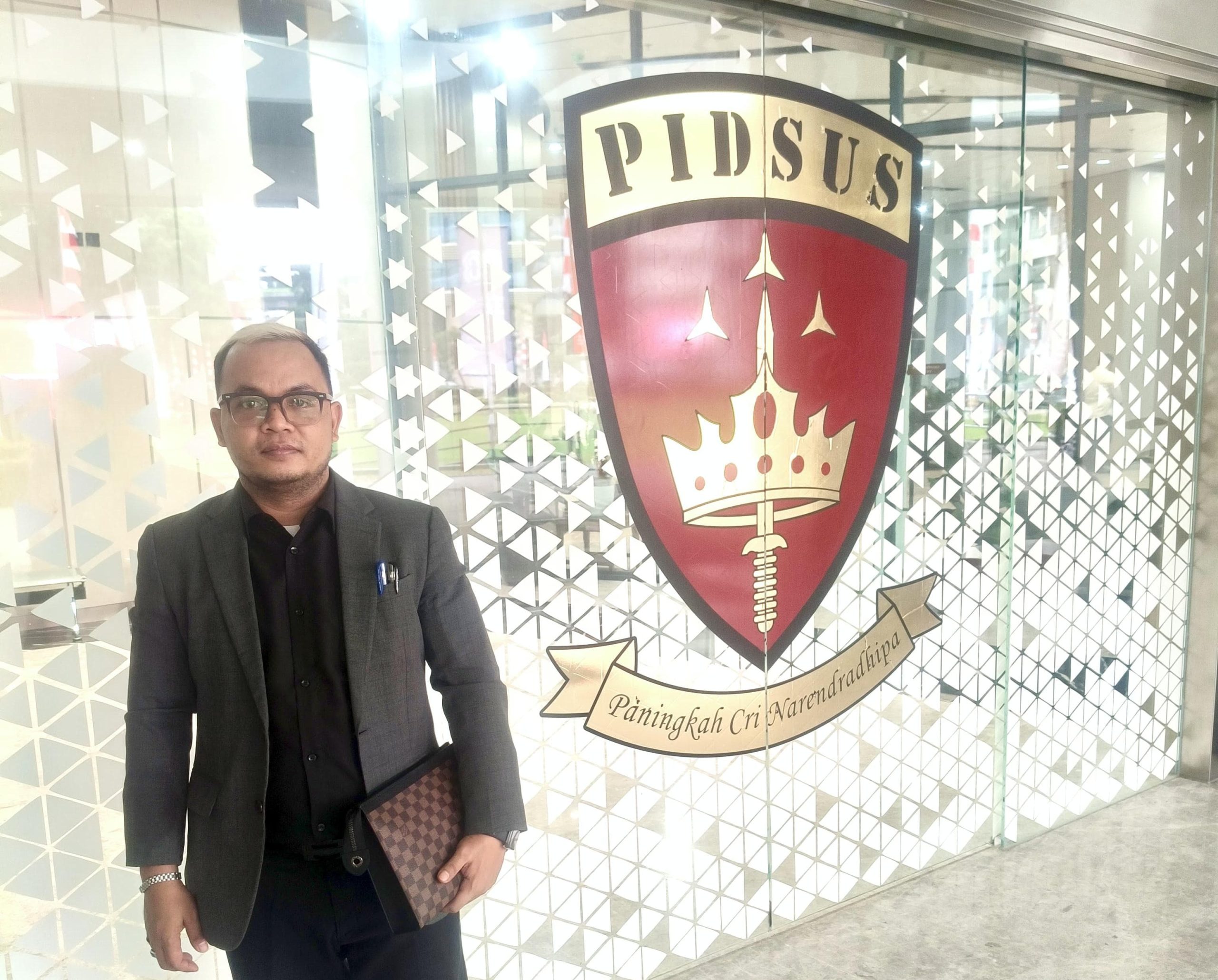 Direktur LBH Kantara, Ajie Lingga, SH, berpose di depan Gedung Pidana Khusus Kejaksaan Agung RI usai melaporkan sejumlah persoalan di Aceh Tamiang.