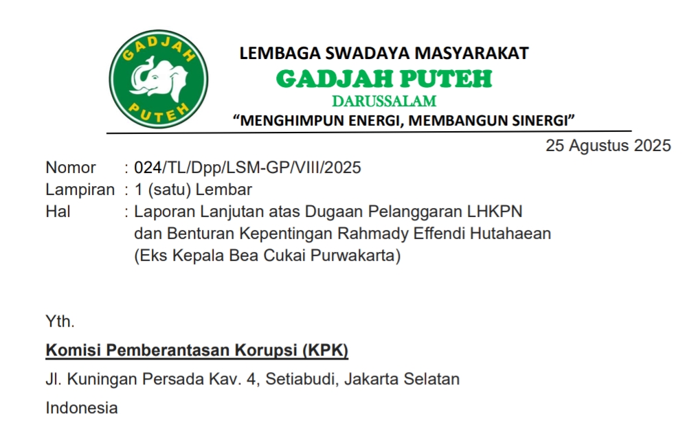 Ketua LSM Gadjah Puteh menyerahkan laporan ke KPK terkait dugaan kejanggalan LHKPN Rahmady Effendy Hutahaean, eks Kepala Bea Cukai Purwakarta, di Langsa, 25 Agustus 2025.