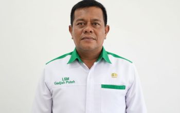 Sejumlah aktivis LSM Gadjah Puteh memberikan pernyataan kepada media terkait desakan agar seluruh Kopdes Merah Putih di Aceh berbasis syariah sesuai Qanun Aceh Nomor 11 Tahun 2018 tentang Lembaga Keuangan Syariah.