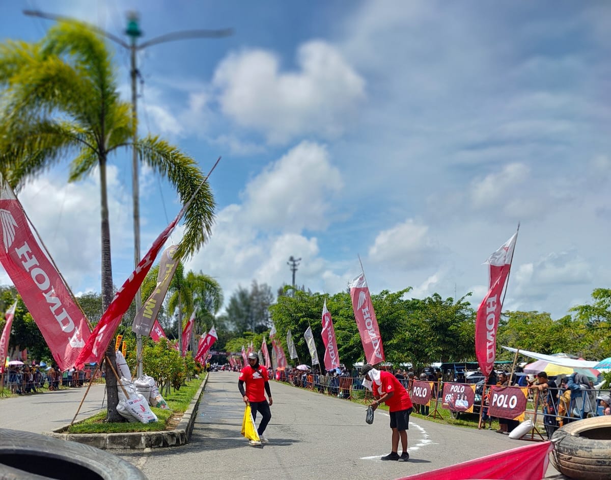 Foto suasana Kejurprov IMI Aceh Honda Cup Race Putaran 4 di Sirkuit Non Permanen Aceh Ramoang, Aceh Tamiang, menampilkan pembalap sedang beraksi dengan penonton memenuhi area sirkuit.