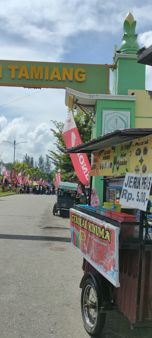 Foto suasana pedagang kaki lima dan penonton di pinggir lintasan sirkuit non permanen Aceh Ramoang saat Kejurprov IMI Aceh Honda Cup Race Putaran 4 tahun 2025, menampilkan aktivitas ekonomi kecil yang hidup di sekitar arena balap.