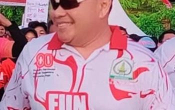 Foto Kapolres Aceh Tamiang AKBP Muliadi memberikan bantuan uang jalan kepada sopir ambulans relawan PAS yang sebelumnya kehilangan biaya operasional karena insiden kecelakaan saat menjemput jenazah di Kualanamu.