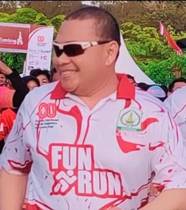 Foto Kapolres Aceh Tamiang AKBP Muliadi memberikan bantuan uang jalan kepada sopir ambulans relawan PAS yang sebelumnya kehilangan biaya operasional karena insiden kecelakaan saat menjemput jenazah di Kualanamu.