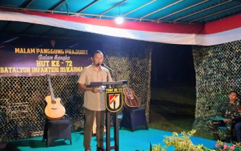 Panggung prajurit dalam rangka HUT Ke-72 Yonif 111/Karma Bhakti di Mayonif 111, Tualang Cut, Aceh, dengan kehadiran Danyon Mayor Infanteri Doni pada malam acara.