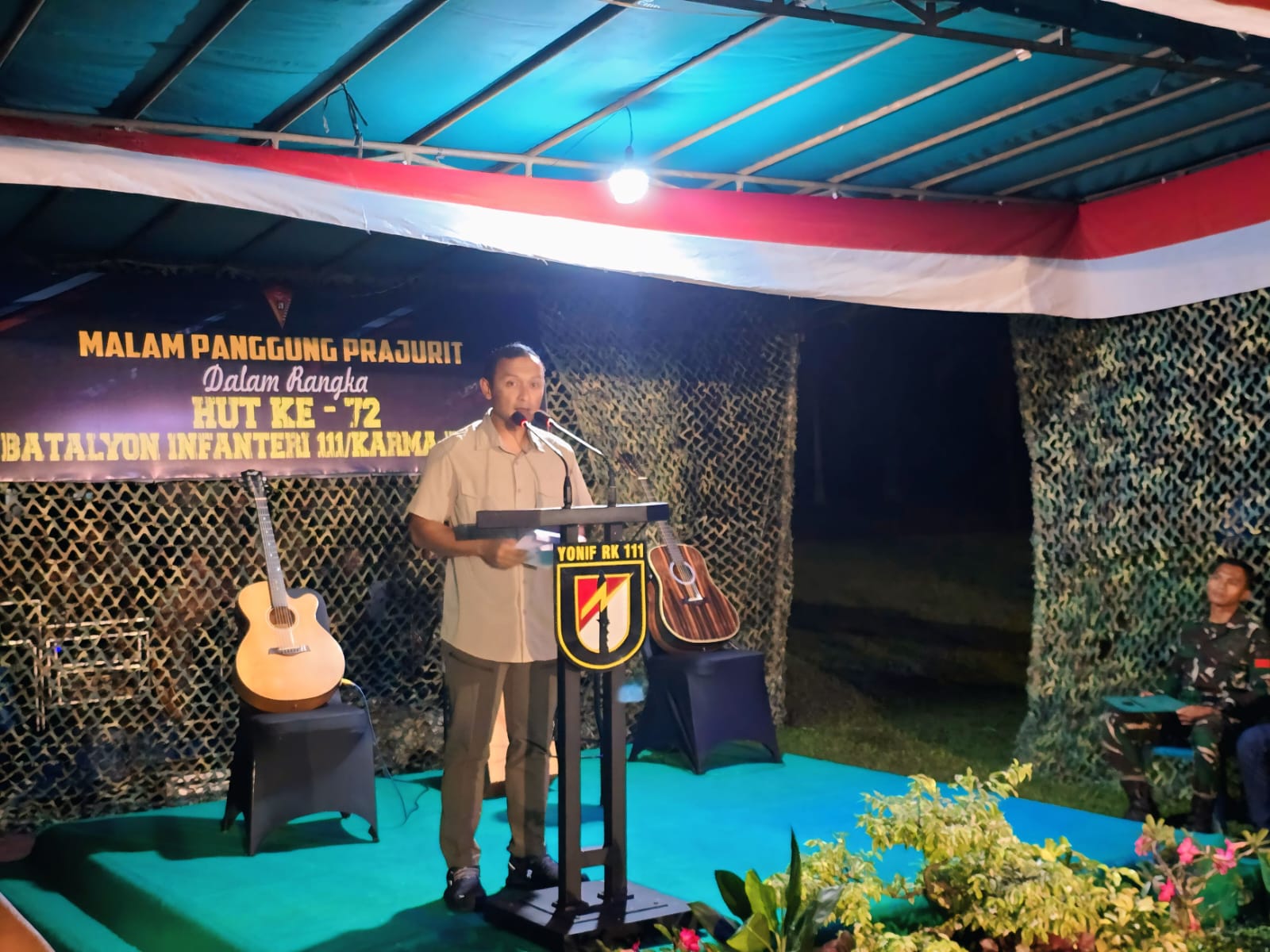Panggung prajurit dalam rangka HUT Ke-72 Yonif 111/Karma Bhakti di Mayonif 111, Tualang Cut, Aceh, dengan kehadiran Danyon Mayor Infanteri Doni pada malam acara.