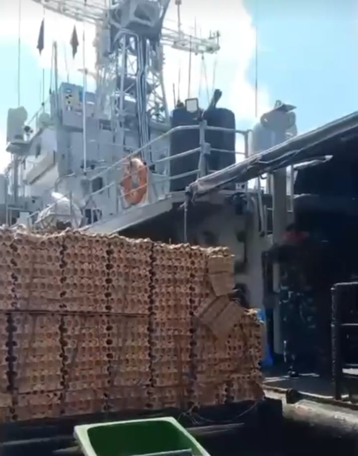 KRI TNI AL mengangkut logistik kebutuhan pokok menuju Pelabuhan Langsa untuk membantu warga terdampak banjir.