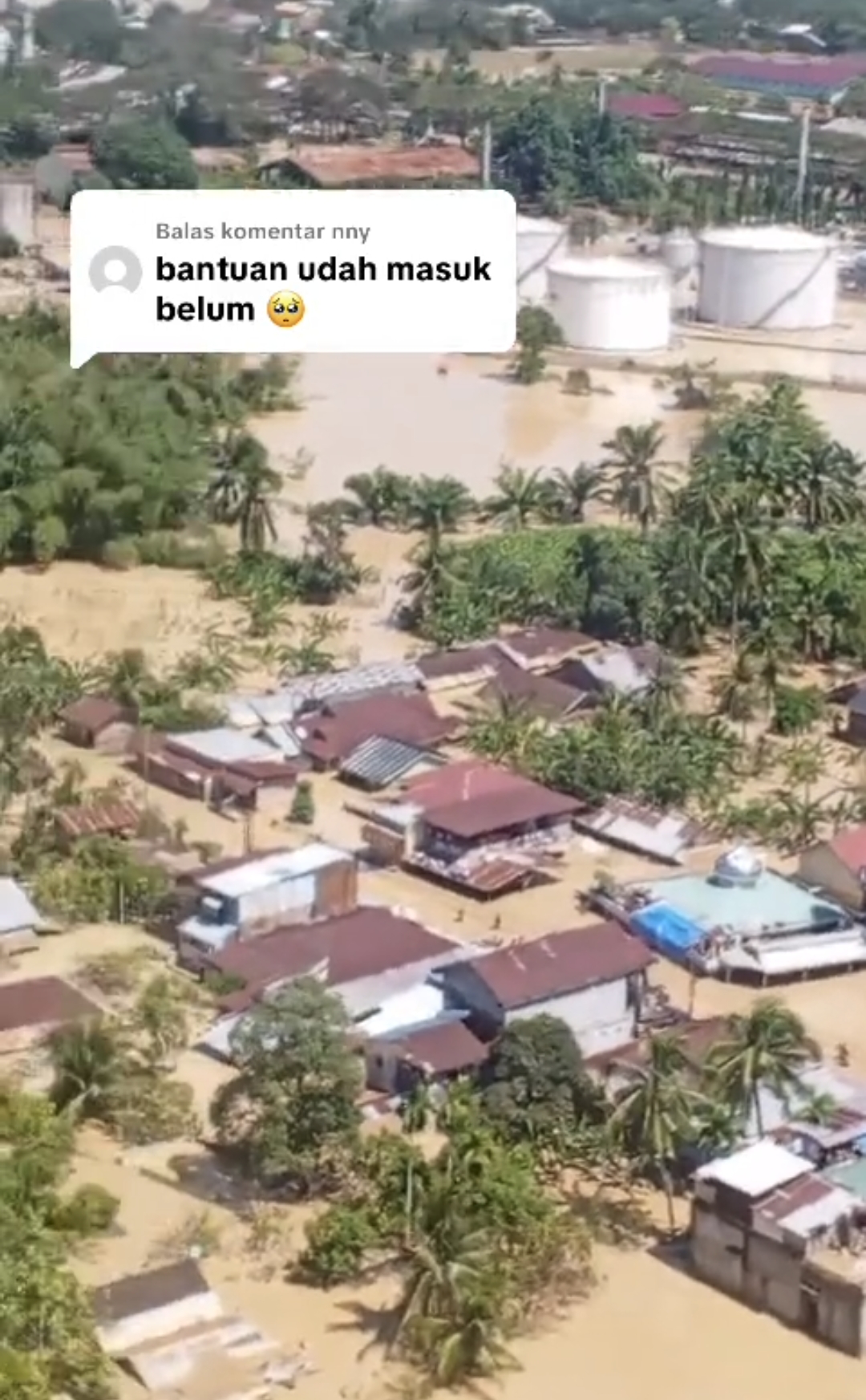 Foto suasana banjir besar di Aceh Tamiang dengan warga bertahan di atap bangunan dan ruko, kondisi listrik padam total, dan tidak adanya akses jalan serta bantuan logistik yang memadai.