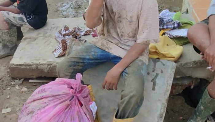 Di Bawah Putaran Baling-Baling, Anak Itu Berebut Makanan di Tanahya sendiri