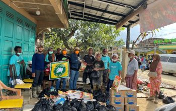 Relawan LSM Gadjah Puteh menyalurkan bantuan logistik kepada korban banjir bandang di Kecamatan Karang Baru dan Bandar Pusaka, Aceh Tamiang