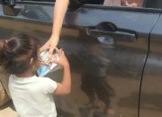 “Hari ke-26 Pasca Banjir: Ketika Seorang Anak Masih Menunggu Roti di Jalan Raya”