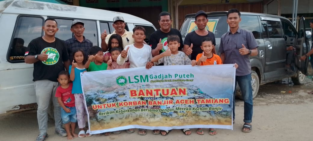 Relawan LSM Gadjah Puteh menyalurkan bantuan kemanusiaan berupa makanan siap santap dan kebutuhan pokok kepada warga terdampak banjir di Kabupaten Aceh Tamiang, fokus pada anak-anak dan kelompok usia rentan