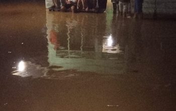 Banjir malam hari akibat luapan sungai menggenangi pemukiman warga Desa Gunung Pandan Kecamatan Tenggulun Aceh Tamiang dengan arus air deras dan kondisi minim penerangan