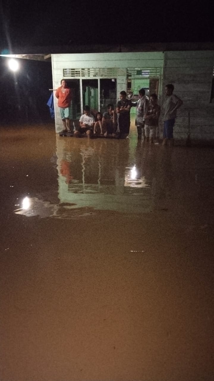 Banjir malam hari akibat luapan sungai menggenangi pemukiman warga Desa Gunung Pandan Kecamatan Tenggulun Aceh Tamiang dengan arus air deras dan kondisi minim penerangan