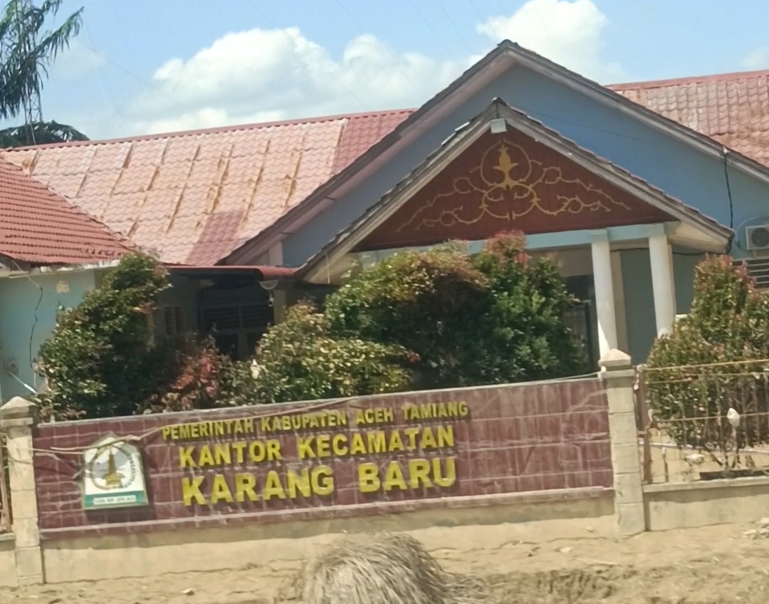 Warga Aceh Tamiang berjalan di tengah lumpur tebal pascabanjir besar, sementara bantuan belum menjangkau desa-desa terisolir dan koordinasi penanganan masih lemah.