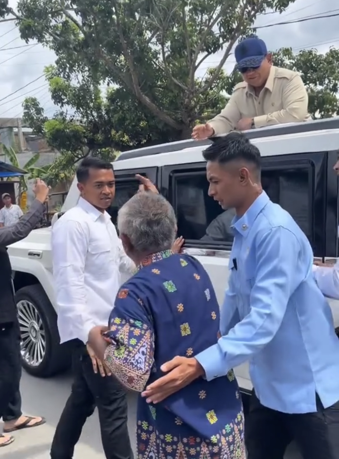 Kondisi rumah warga pasca banjir besar di Sumatra, lumpur tebal menutupi lantai dan dinding rumah, warga membersihkan sisa bencana dengan alat seadanya, gambaran kekacauan penanganan bencana dan rakyat yang ditinggalkan negara