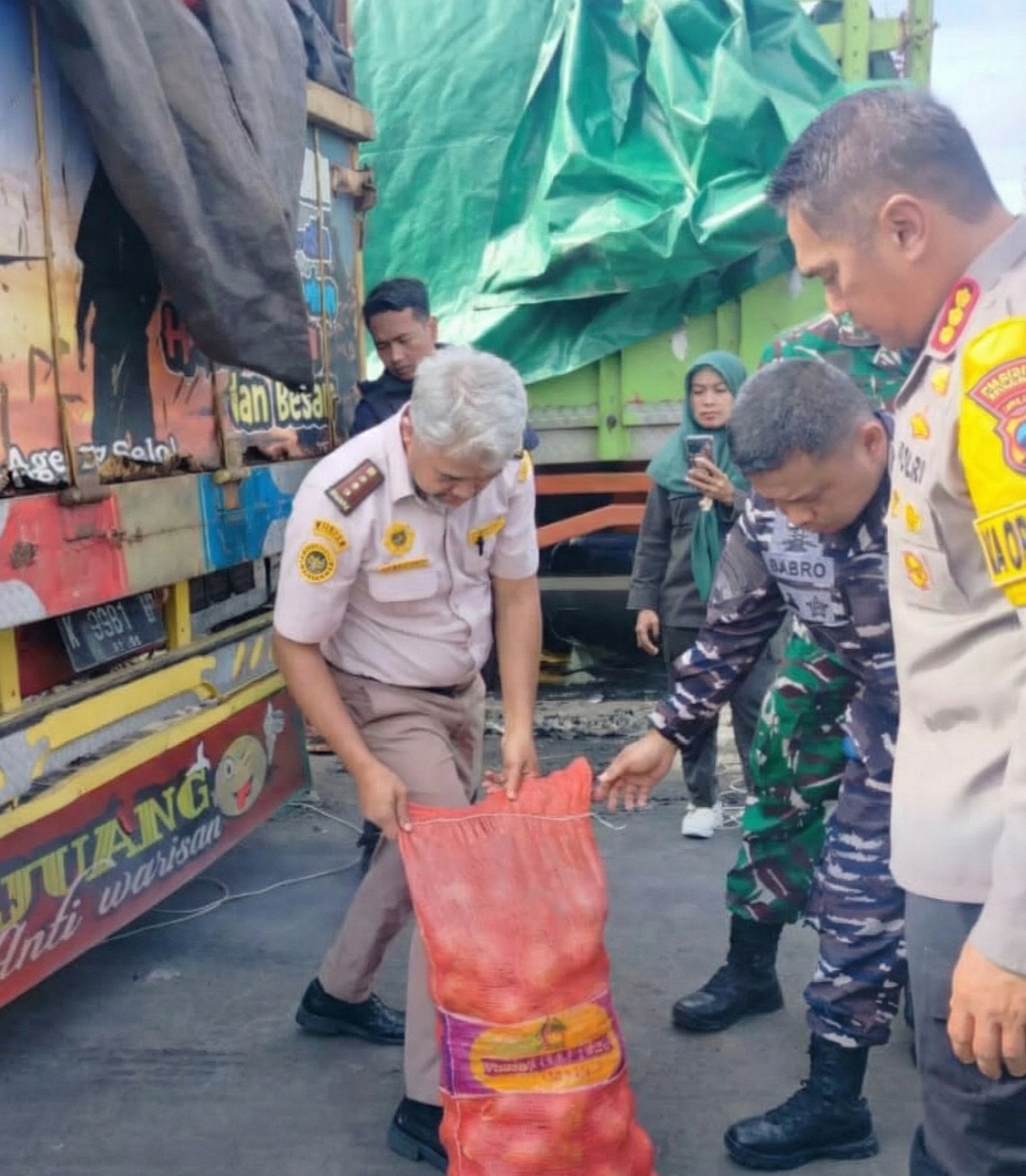 Aktivis LSM Gadjah Puteh menyoroti lemahnya pengawasan Bea Cukai terkait lolosnya 133 ton bawang bombay ilegal di pelabuhan, menuntut evaluasi menyeluruh terhadap sistem intelijen dan pola mutasi pejabat.