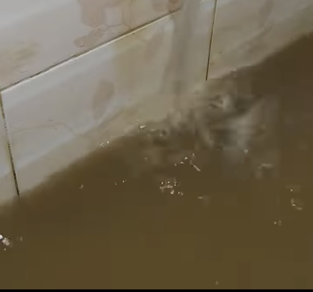 Air PDAM berwarna cokelat dan berlumpur mengalir dari kran rumah warga di Kabupaten Aceh Tamiang pasca banjir bandang, memicu keluhan masyarakat dan desakan LSM Gadjah Puteh agar Bupati Aceh Tamiang mengevaluasi dan mencopot Plt Direktur PDAM Tirta Tamiang