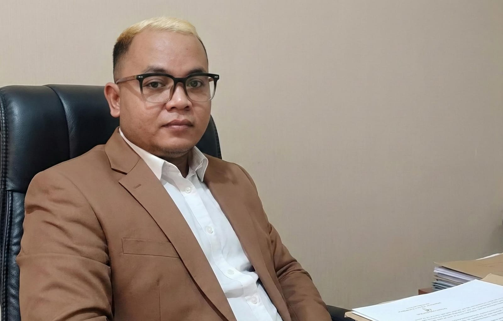 Direktur LBH Kantara Ajie Lingga memberikan keterangan pers mendesak percepatan seleksi Dirut PDAM Tirta Tamiang di tengah kondisi banjir dan krisis air bersih.