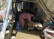 Warga Desa Bundar karang baru Baru Terpaksa Gunakan Kubangan Lumpur untuk Mencuci