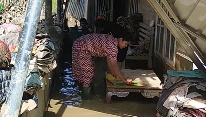 Warga Desa Bundar karang baru Baru Terpaksa Gunakan Kubangan Lumpur untuk Mencuci