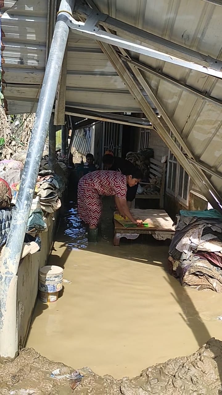 Warga Desa Bundar Karang Baru mencuci pakaian di kubangan air bercampur lumpur pascabanjir bandang karena air bersih sulit diakses dan permukiman masih terkepung lumpur tebal,
