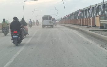 Jalan utama di Aceh Tamiang diselimuti debu tebal pascabanjir, jarak pandang menurun dan warga melintas dengan kondisi memprihatinkan,