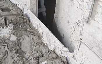 Kondisi rumah warga Desa Bundar Aceh Tamiang yang masih tertutup lumpur tebal dan mengeras 58 hari pasca banjir bandang, menghalangi akses masuk penghuni.