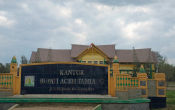 Kantor Bupati Aceh Tamiang pascabencana banjir disorot LSM Gadjah Puteh terkait pengelolaan donasi Rp 21,1 miliar dan tambahan anggaran negara saat kondisi jalan rusak dan pemulihan belum merata