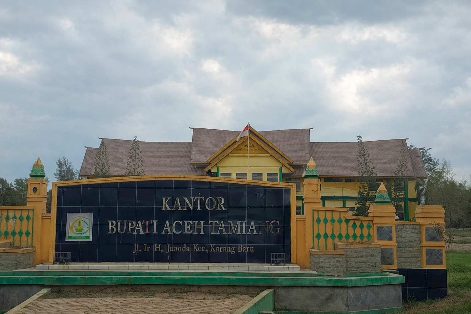 Kantor Bupati Aceh Tamiang pascabencana banjir disorot LSM Gadjah Puteh terkait pengelolaan donasi Rp 21,1 miliar dan tambahan anggaran negara saat kondisi jalan rusak dan pemulihan belum merata