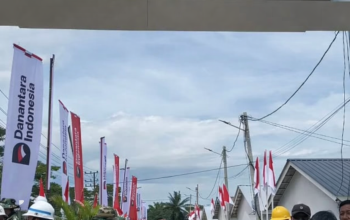 Infografis atau foto dokumentasi bantuan bencana dengan teks tegas yang menyatakan bahwa dana huntara bukan objek pajak melainkan hak konstitusional warga negara.