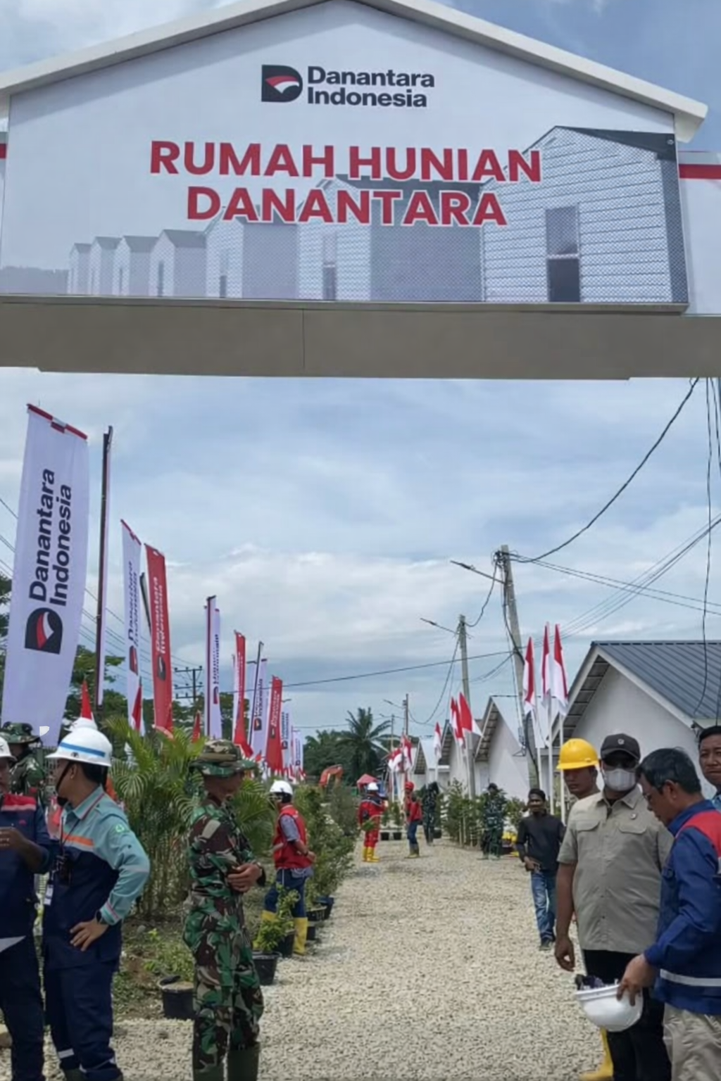 Infografis atau foto dokumentasi bantuan bencana dengan teks tegas yang menyatakan bahwa dana huntara bukan objek pajak melainkan hak konstitusional warga negara.