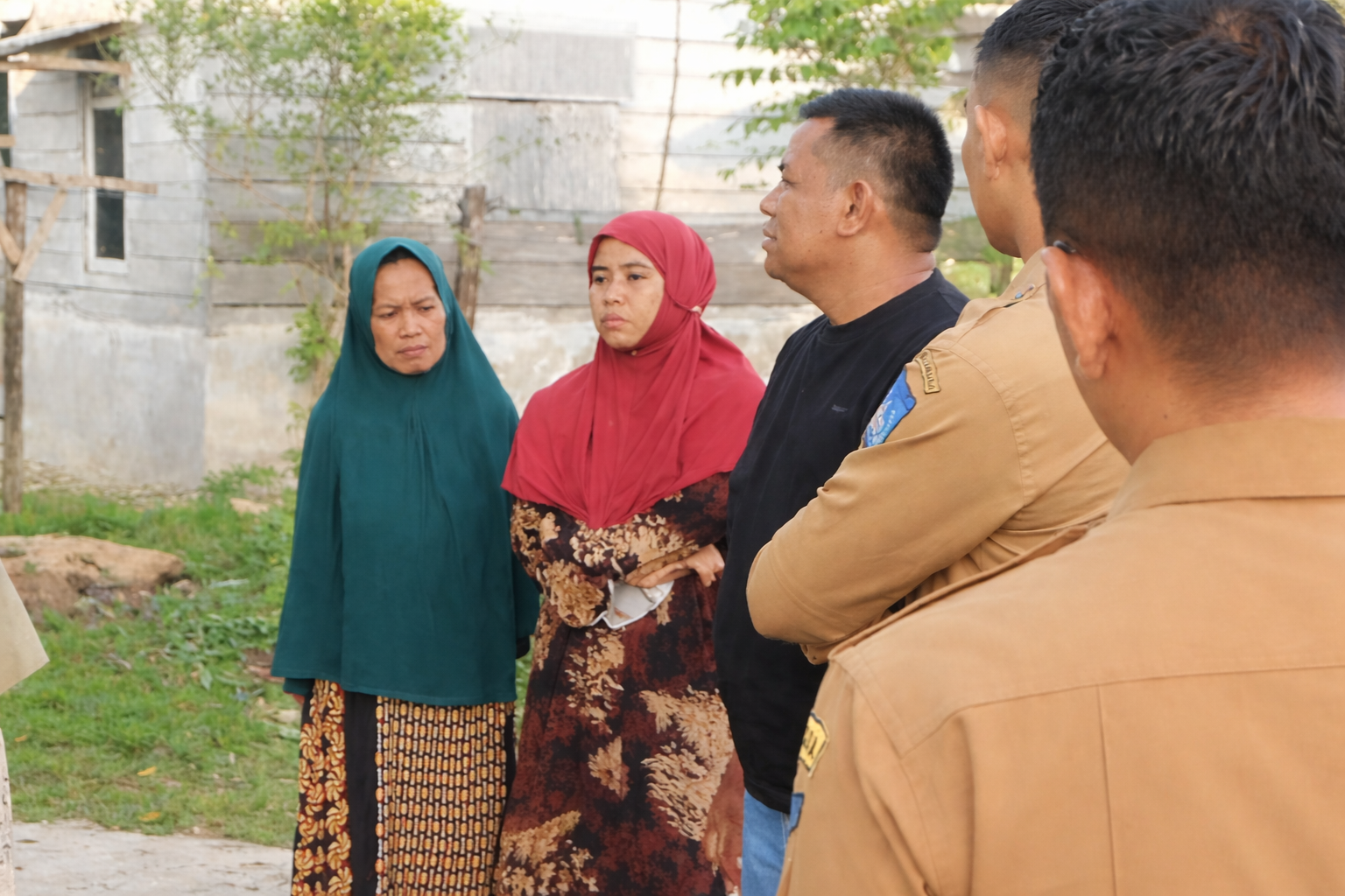 Anak berkebutuhan khusus di Langsa Aceh mengalami pemasungan selama bertahun-tahun, didampingi keluarga dan aparat saat asesmen oleh LSM Gadjah Puteh, Dinas Sosial dan Dinas Kesehatan Kota Langsa