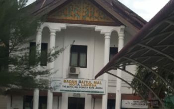 Halaman depan kantor Baitul Mal atau ilustrasi tumpukan dana zakat dan dokumen penyaluran bantuan sosial.