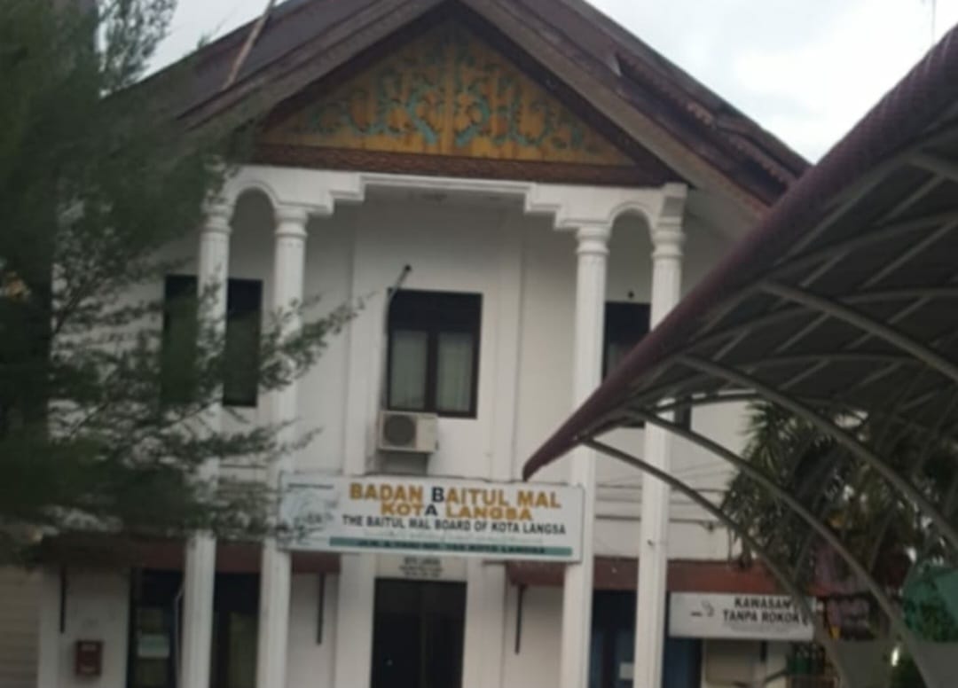 Halaman depan kantor Baitul Mal atau ilustrasi tumpukan dana zakat dan dokumen penyaluran bantuan sosial.