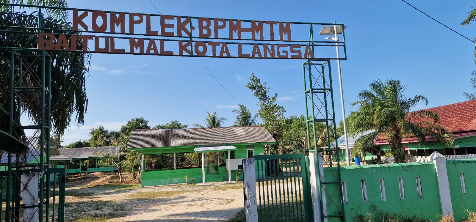 Pemandangan deretan rumah bantuan mualaf di Kompleks BPM–MTM Baitul Mal Kota Langsa, Gampong Seuriget, yang diduga dihuni oleh pihak yang tidak berhak.