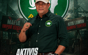 Petugas Bareskrim menyita puluhan ton bawang impor ilegal di gudang Pontianak sebagai bukti pengungkapan kasus penyelundupan