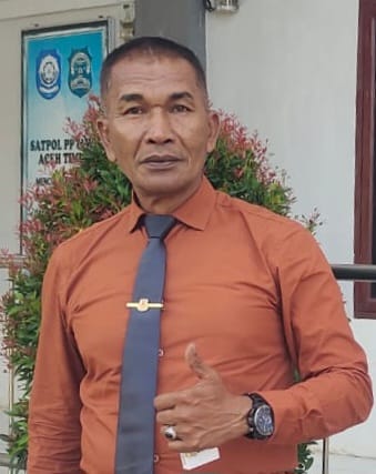 Petugas Satpol PP-WH Aceh Timur memberikan penjelasan terkait perkembangan penanganan kasus di Desa Seuneubok Aceh, Kecamatan Darul Aman, yang ditegaskan sebagai dugaan jarimah khalwat dan ikhtilath, bukan perzinahan.