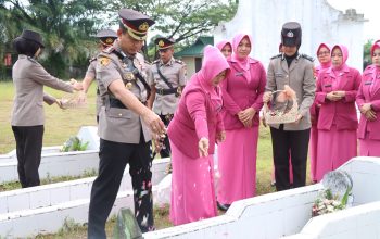Kapolres Aceh Singkil AKBP Joko Triyono bersama jajaran Polres Aceh Singkil dan Bhayangkari melaksanakan upacara ziarah serta tabur bunga di Taman Makam Pahlawan Aceh Singkil dalam rangka menyambut Hari Bhayangkara ke-80 Tahun 2026.