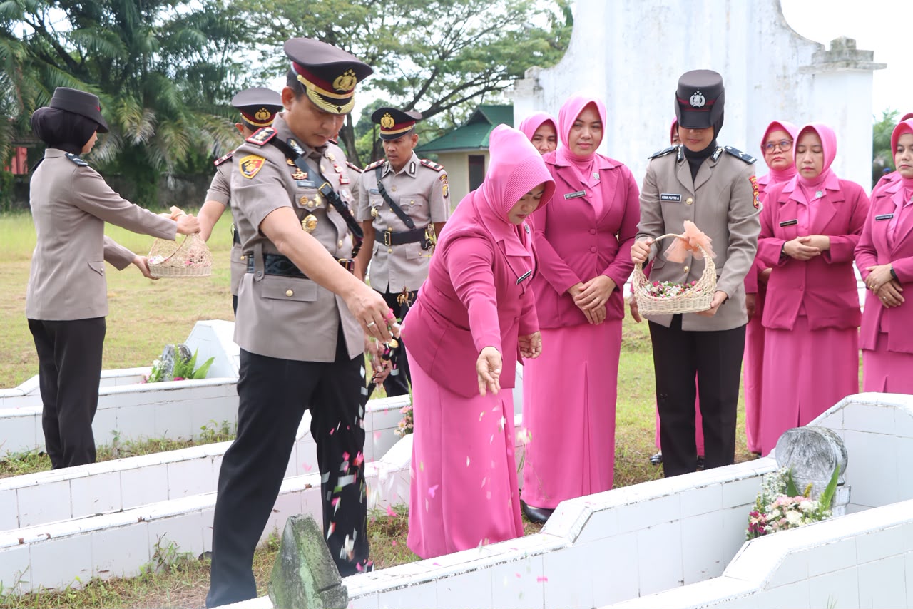 Kapolres Aceh Singkil AKBP Joko Triyono bersama jajaran Polres Aceh Singkil dan Bhayangkari melaksanakan upacara ziarah serta tabur bunga di Taman Makam Pahlawan Aceh Singkil dalam rangka menyambut Hari Bhayangkara ke-80 Tahun 2026.
